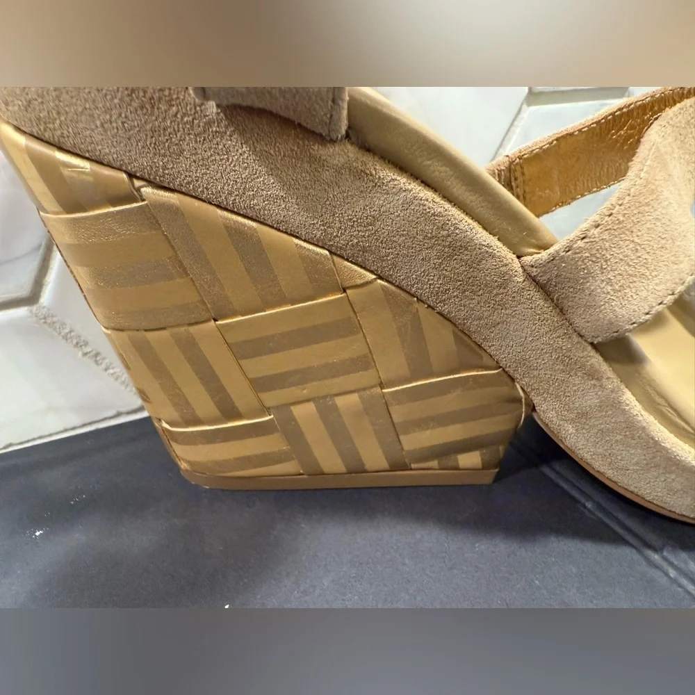 Kate Spade Farryn Wedge Heel Sandals Sz 8.5 Tan Suede Metallic Gold Geo Strappy